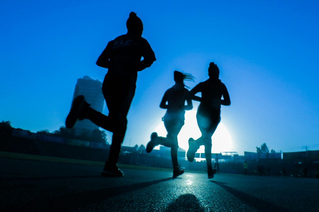 Spotify lança função “Modo Corrida” com IA que cria playlist no ritmo do seu treino