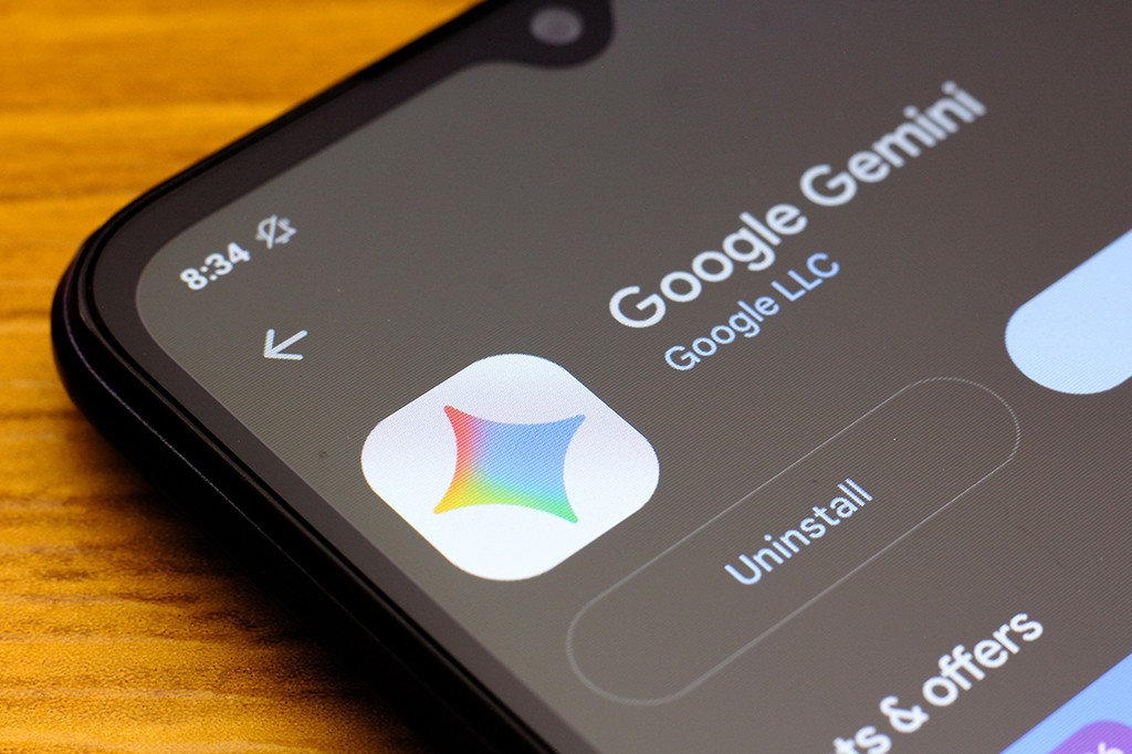 Tela de smartphone exibindo o aplicativo Google Gemini com seu ícone colorido, nome e a opção Uninstall (Desinstalar)