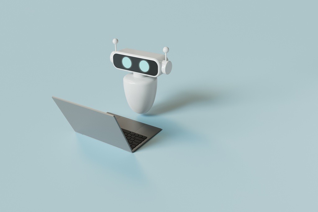 Um robô branco com olhos azuis brilhantes e antenas, flutuando acima de um notebook cinza aberto, em um fundo azul claro