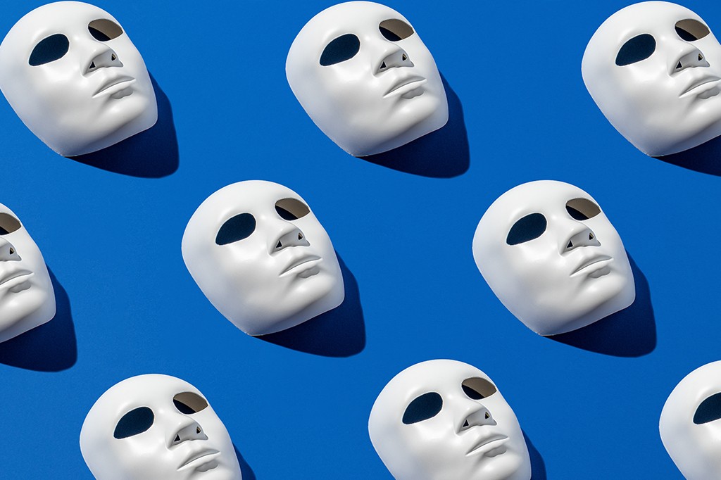 Padrão repetitivo de máscaras brancas de rosto inteiro com orifícios ovais para os olhos e nariz, dispostas diagonalmente sobre um fundo azul vibrante, com sombras escuras projetadas para baixo e para a direita